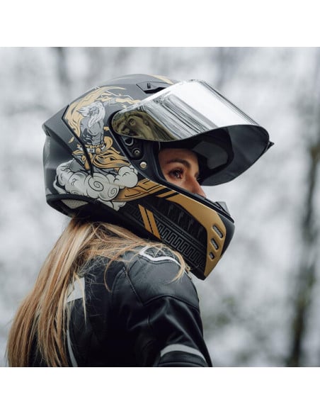 Casque Airoh Conor porté par une motarde au casque graphique et protecteur.