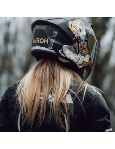 Casque Airoh Conor porté par une personne vue de dos, dessin graphique sur le casque.