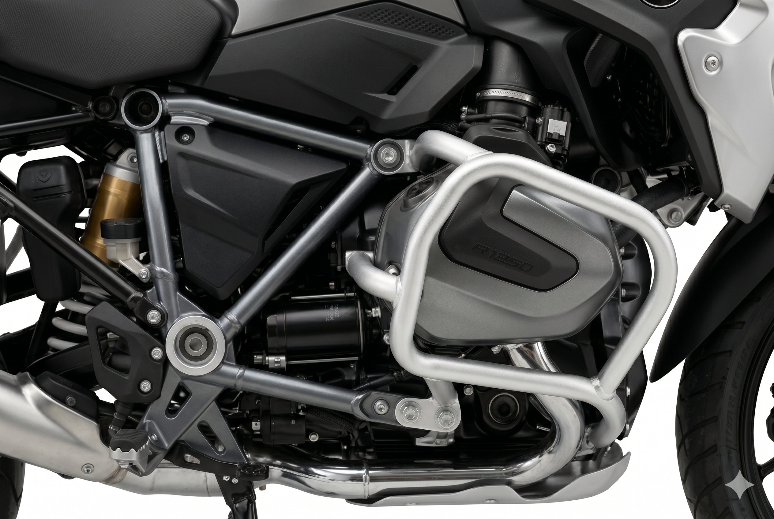 Crash bar tubulaire argenté fixé sur le côté gauche d'un moteur de moto aventure, points de fixation visibles